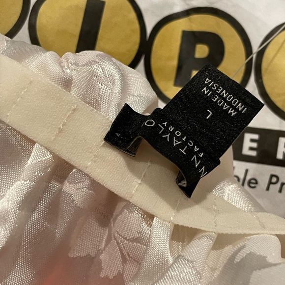 Cute white shiny work top from New York & Co - Picture 5 of 5